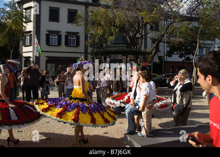 dh Flower Festival FUNCHAL MADEIRA Mädchen im Blumenkostüm im Gespräch mit vielen Mädchen Stockfoto