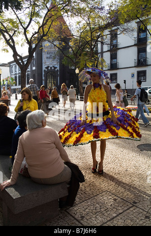 dh Festival FUNCHAL MADEIRA Blumenfest Mädchen in Blume Kostüm Avenida Arriaga Stadtstraße Stockfoto