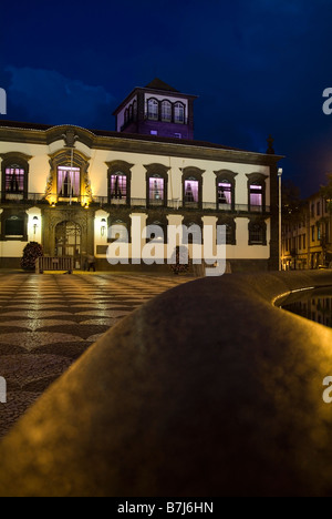 dh Praca Municipio FUNCHAL MADEIRA Rathaus nachts im Altstädter Ring Stockfoto
