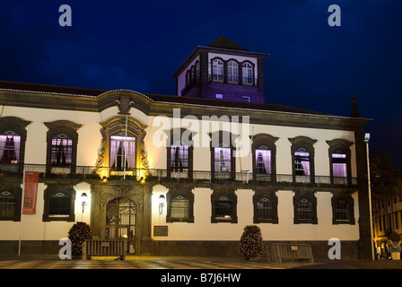 dh Praca Municipio FUNCHAL MADEIRA Rathaus nachts im Altstädter Ring Stockfoto