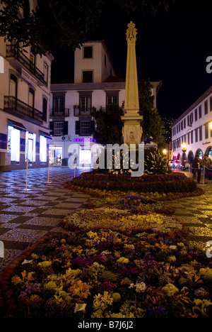 dh Blumenfest FUNCHAL MADEIRA Wandteppich Blume bei Nacht Dekoration City Centre street Stockfoto