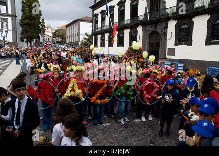 dh Blumenfestival FUNCHAL MADEIRA Kinderparade zum Wall of Hope Fiesta Straßenkarneval portugal Stockfoto