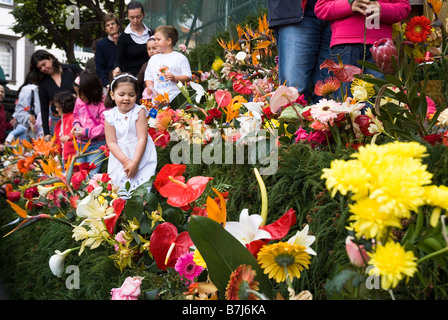 dh Blumenfestival FUNCHAL MADEIRA Kinder an der Wand der Hoffnung Mädchen blüht Kind Stockfoto