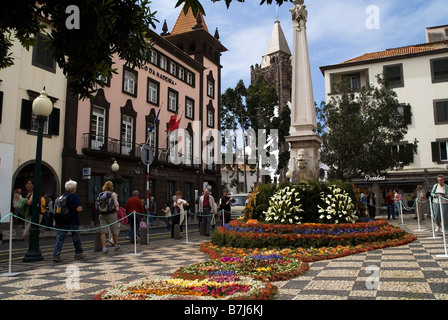 dh Blumenfest FUNCHAL MADEIRA Wandteppich der Blume Dekoration Zentrum Straße Stadtplatz Stockfoto