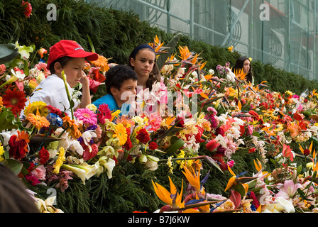 dh Flower Festival FUNCHAL MADEIRA Childern auf der Wall of Hope posiert für Fotos Stockfoto