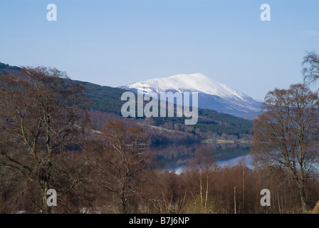 dh Loch Tummel STRATHTUMMEL PERTHSHIRE montieren Schiehallion Berg Tay Waldpark Stockfoto