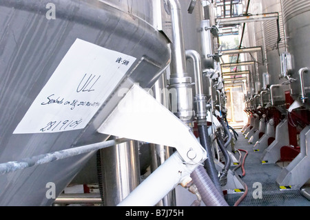 Edelstahl-Gärtanks. Ull de Llebre Tempranillo muss. Raimat Costers del Segre Katalonien Spanien Stockfoto