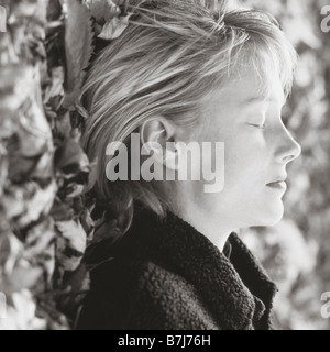 Frauen mit Blättern, Toronto, Ontario Stockfoto