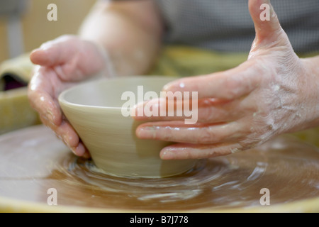 Hände Formen ein Stück Keramik auf ein Rad-Kopf, Burlington, Ontario Stockfoto