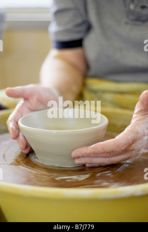 Hände Formen ein Stück Keramik auf ein Rad-Kopf, Burlington, Ontario Stockfoto