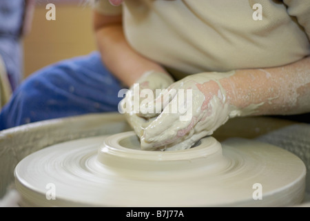 Hände Formen ein Stück Keramik auf ein Rad-Kopf, Burlington, Ontario Stockfoto