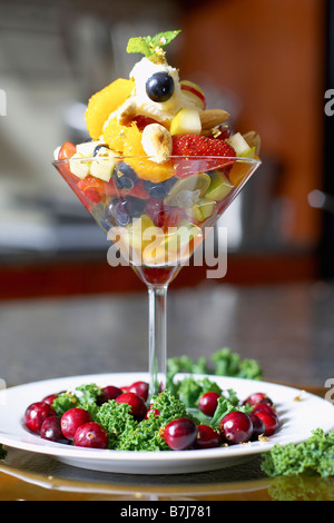 Festliche Fruchtcocktail mit Mascarpone Käse in einem Martini-Glas, garniert mit Preiselbeeren Stockfoto