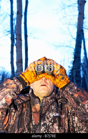 Hunter Blick durch ein Fernglas, tragen, Tarnung, Alberta Stockfoto