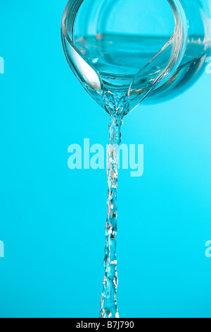 Strom von Wasser aus einem Krug gegossen Stockfoto