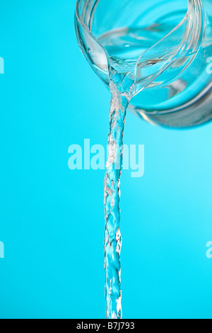 Strom von Wasser aus einem Krug gegossen Stockfoto
