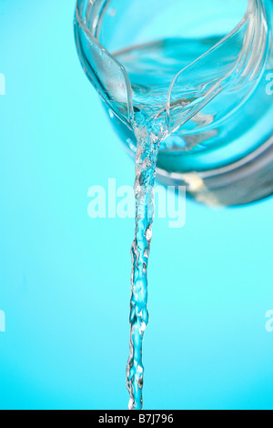 Strom von Wasser aus einem Krug gegossen Stockfoto