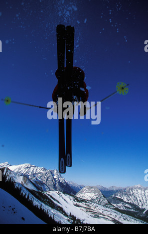 Junger Mann fängt große Luft beim Skifahren an der Festung Mountain Resort, Alberta, Kanada. Stockfoto