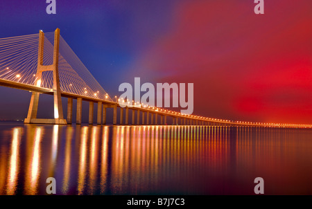 Nacht-Beleuchtung an der Vasco da Gama Bridge in Lissabon Stockfoto