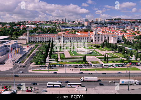 Blick von dem Denkmal der Entdeckungen auf das Kloster Hieronimytes in Belem, Lissabon, Portugal Stockfoto