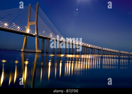 Nacht-Beleuchtung an der Vasco da Gama Bridge in Lissabon Stockfoto