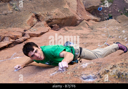 Mann (25-30) Klettern in Smith Rock State Park, Oregon, USA Stockfoto