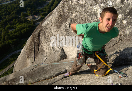 Mann (20-25) hängen von Felsankern auf einer Granit-Felswand, Squamish, b.c. Stockfoto