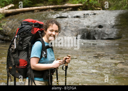 Frau (20-25) stehen neben Sandstein Bachbett im Urwald, West Coast Trail, Pacific Rim National Park Reserve, BC Stockfoto