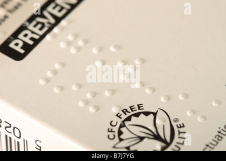 Braille aufgeworfenen Punkte Sprache gedruckt auf ein ärztliches Rezept-Paket Stockfoto