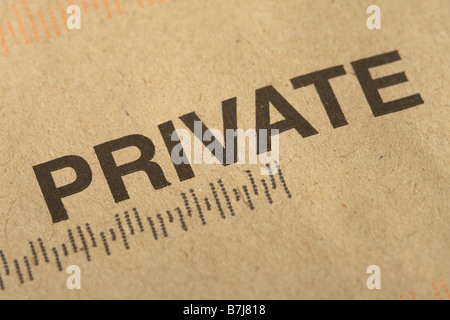 Private braun Brief Umschlag mit Postzustellung Dienst Sortierung barcodes Stockfoto