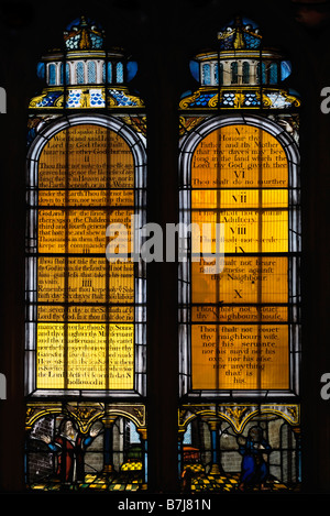 Dekalog oder zehn-Gebote-Buntglas-Fenster-St-Lorenz-Kirche Morden Surrey England Stockfoto