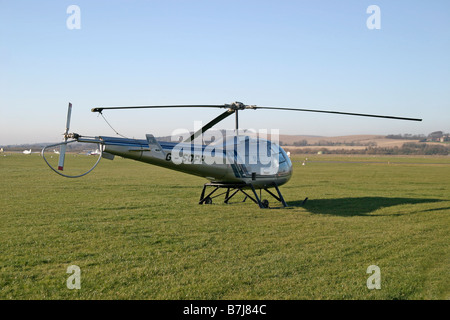 Hubschrauber am Flughafen Shoreham geparkt Stockfoto