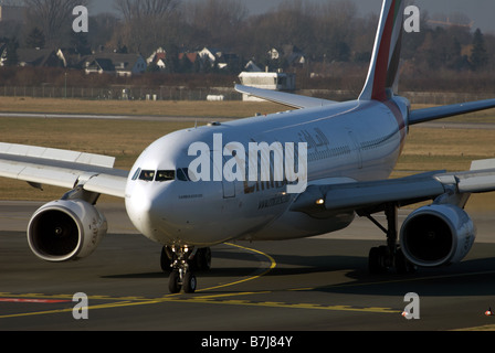 Emirate Airways Airbus A330-200 zivile Verkehrsflugzeug, Flughafen Düsseldorf, Deutschland. Stockfoto