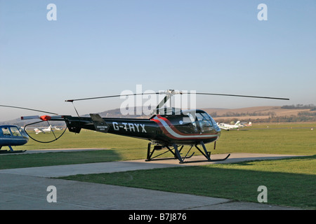 Hubschrauber am Flughafen Shoreham geparkt Stockfoto