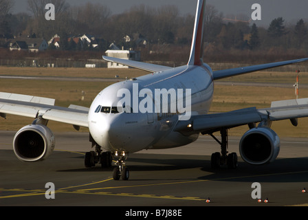 Emirate Airways Airbus A330-200 zivile Verkehrsflugzeug, Flughafen Düsseldorf, Deutschland. Stockfoto