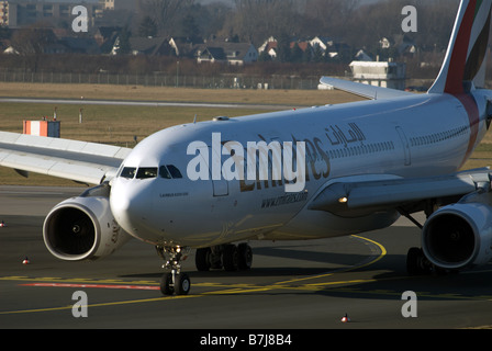 Emirate Airways Airbus A330-200 zivile Verkehrsflugzeug, Flughafen Düsseldorf, Deutschland. Stockfoto