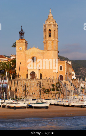 Die Kirche San Barthomieu ich Santa Tecla. Strand. Sitges, Katalonien, Spanien Stockfoto