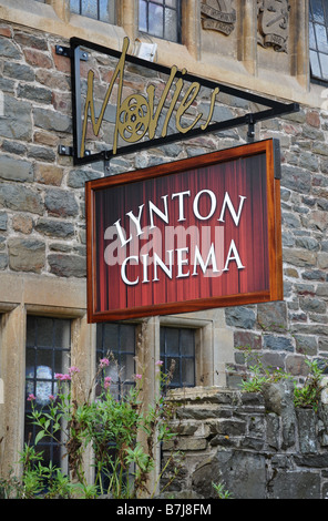 Das Zeichen vor dem Kino in der Stadt von Lynton in North Devon England UK Stockfoto