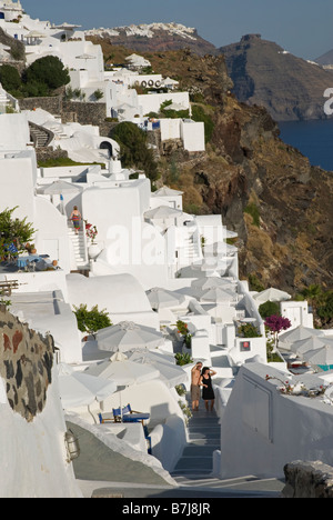 Griechenland, Santorini, Oia. Entlang der Klippen von Oia haben Häuser in das poröse Vulkangestein vertieft worden. Stockfoto