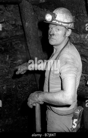 Bergmann unter Tage Kohle schaufeln an Blaencuffin Coal Mine eine kleine privat geführte drift Mine in Berghang oberhalb Pontypool South Wales UK cut Stockfoto