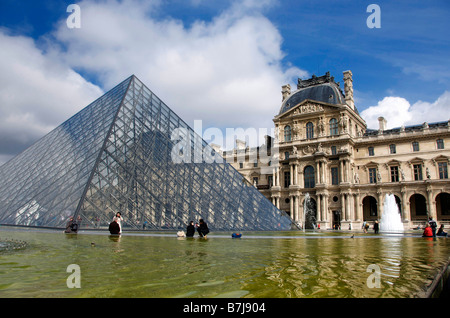 Louvre, Paris und Louvre Pyramide Stockfoto