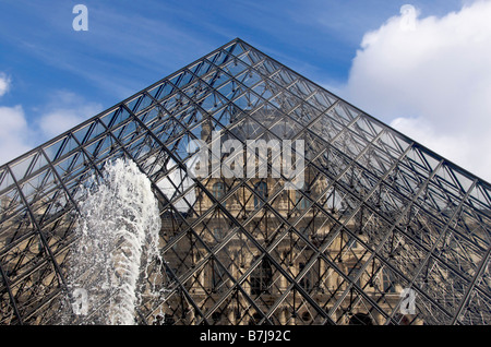 Louvre-Museum, die Pyramide des Architekten Ieoh Ming Pei, Paris, Frankreich, Europa Stockfoto