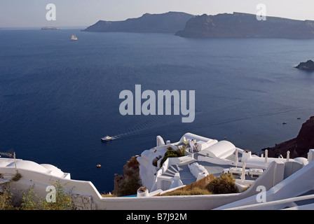 Griechenland, Santorini, Oia. Entlang der Klippen von Oia haben Häuser in das poröse Vulkangestein vertieft worden. Stockfoto