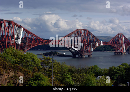 Die Welt berühmten Forth Rail Bridge in Schottland fotografiert von North Queensferry Stockfoto