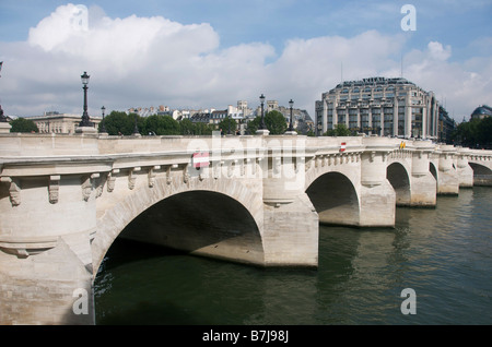 Die Pont Neuf in Paris mit dem Samaritaine-Geschäft im Hintergrund. Ile de France. Frankreich Stockfoto