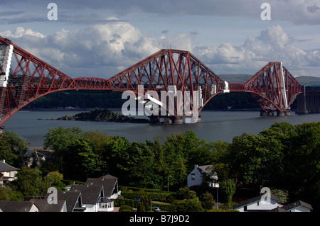 Die Welt berühmten Forth Rail Bridge in Schottland fotografiert von North Queensferry Stockfoto