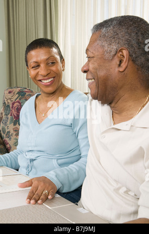 Afrikanische amerikanische paar geht über Fliesen und Teppich Proben, Vancouver, BC Stockfoto