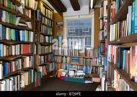 Bücher auf Regal im Buchladen Stockfoto