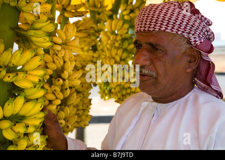 Lokaler Markt Obst Verkäufer (MR) verkaufen, Bananen, tropische, frische, lokale, Lebensmittelgeschäft, traditionellen Lebensmitteln in Ras Al Khaimah Altstadt Markt VAE Stockfoto