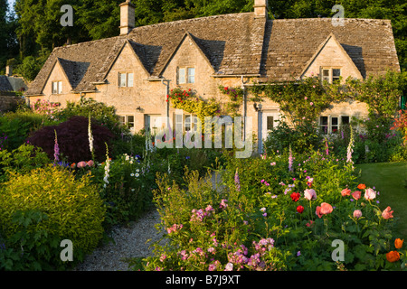 Der letzte Abend Sonnenlicht fällt auf Bauerngärten in Cotswold Dorf von Bibury, Gloucestershire Stockfoto