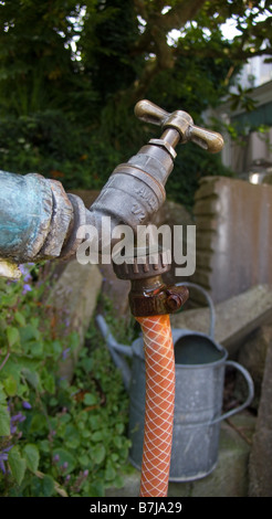 Tippen Sie auf Schlauch und Gießkanne Stockfoto